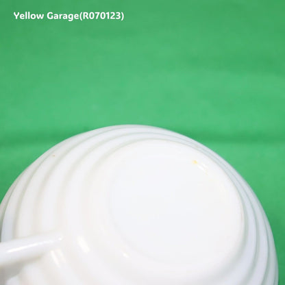 フランス製の乳白色ガラスで作られたヴィンテージのカップ＆ソーサーセット＿アップ底