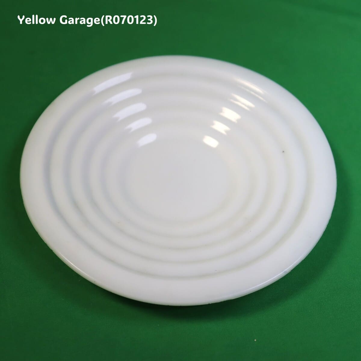 フランス製の乳白色ガラスで作られたヴィンテージのカップ＆ソーサーセット＿プレートアップ