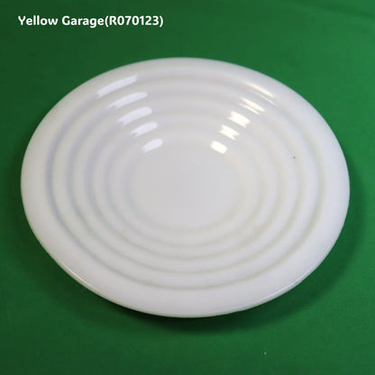 フランス製の乳白色ガラスで作られたヴィンテージのカップ＆ソーサーセット＿プレートアップ