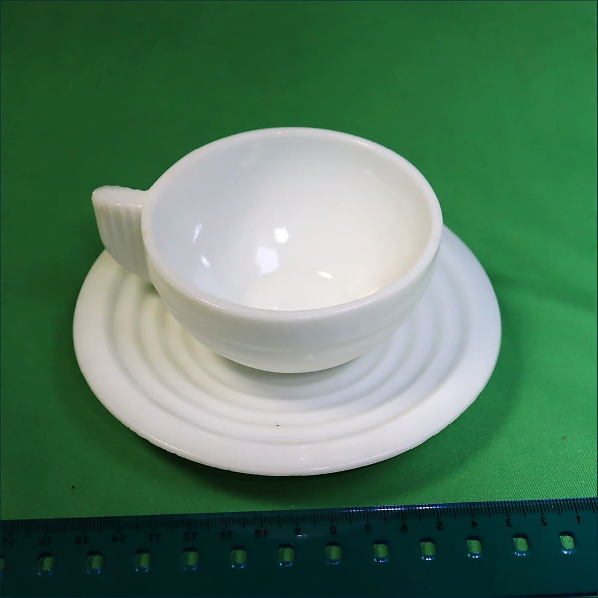 フランス製の乳白色ガラスで作られたヴィンテージのカップ＆ソーサーセット＿全体