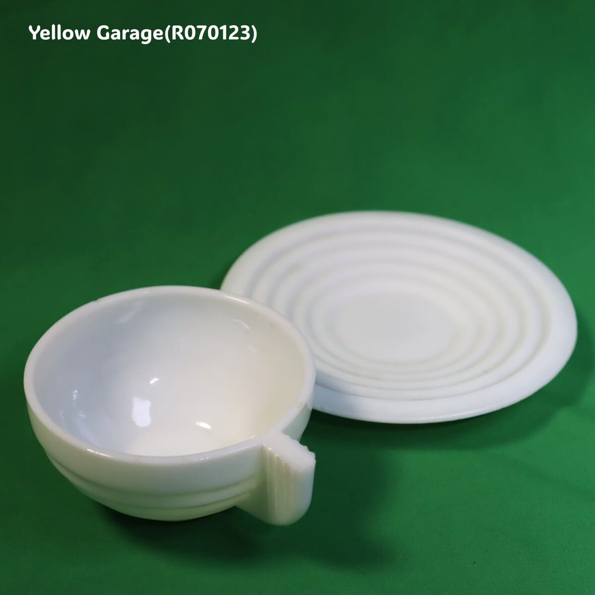 フランス製の乳白色ガラスで作られたヴィンテージのカップ＆ソーサーセット＿別々