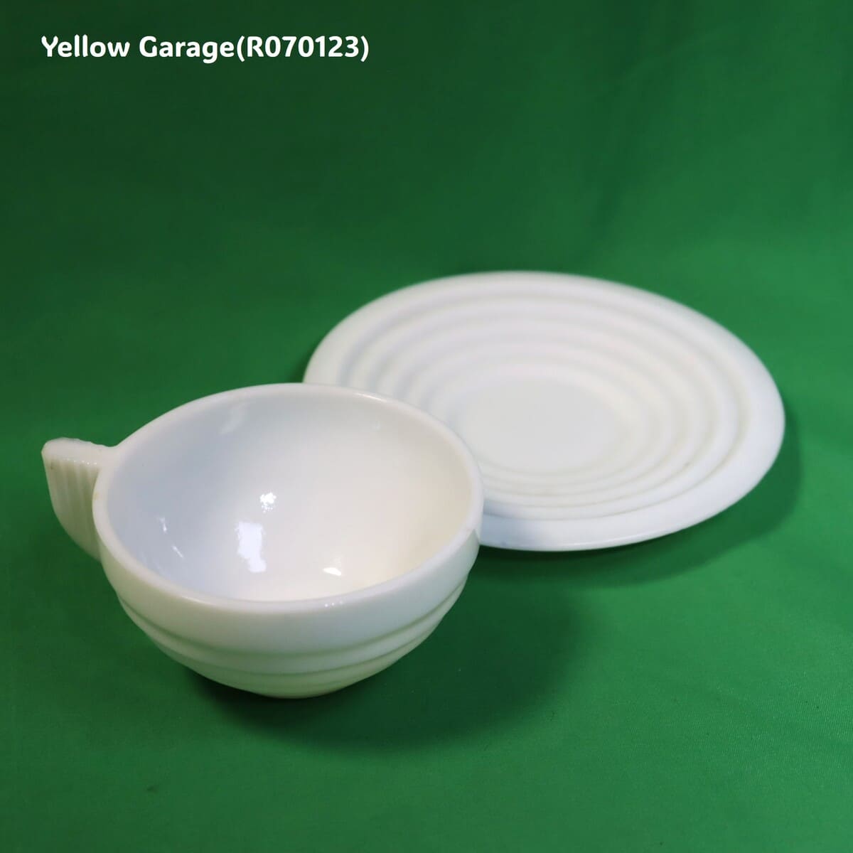 フランス製の乳白色ガラスで作られたヴィンテージのカップ＆ソーサーセット＿別々アップ