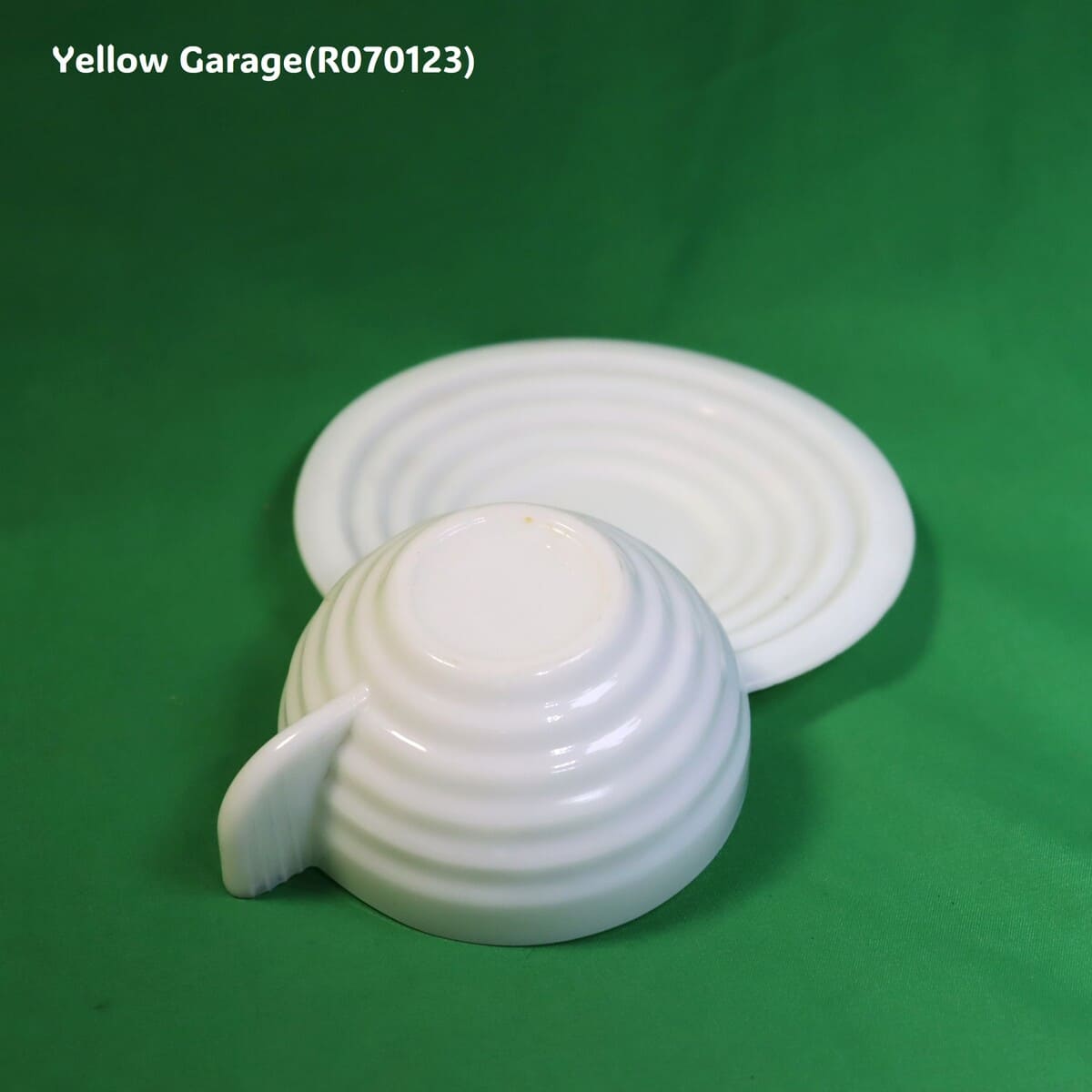 フランス製の乳白色ガラスで作られたヴィンテージのカップ＆ソーサーセット＿カップ裏返し