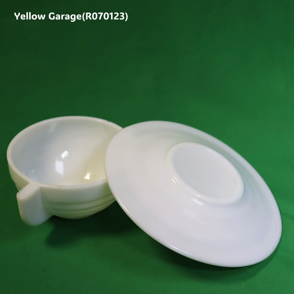 フランス製の乳白色ガラスで作られたヴィンテージのカップ＆ソーサーセット＿ソーサー裏返し