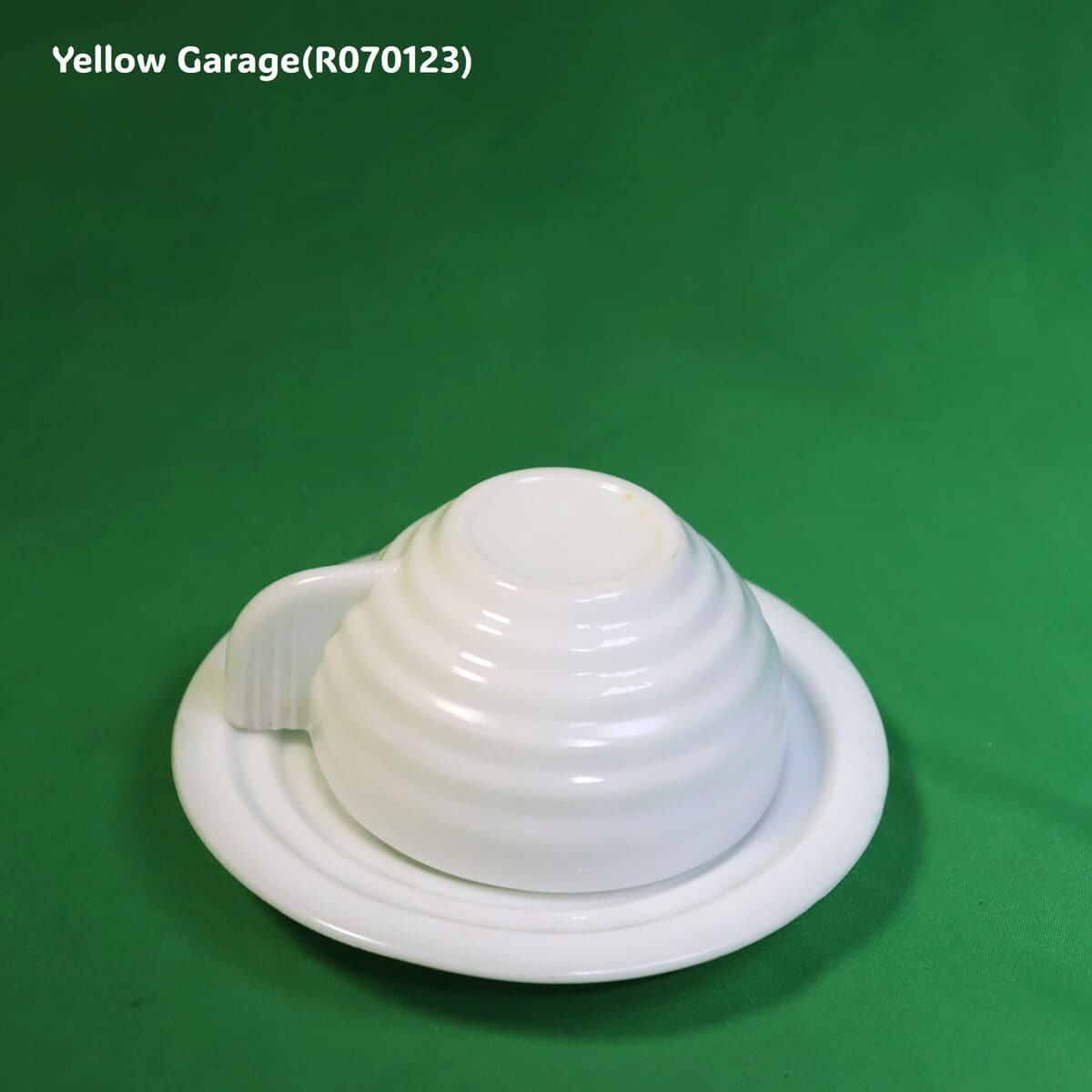 フランス製の乳白色ガラスで作られたヴィンテージのカップ＆ソーサーセット＿うつ伏せ
