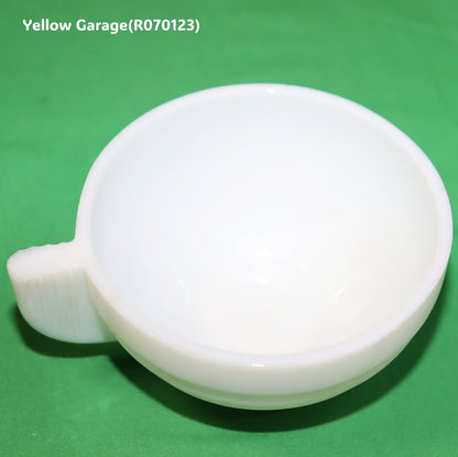 フランス製の乳白色ガラスで作られたヴィンテージのカップ＆ソーサーセット＿カップ拡大
