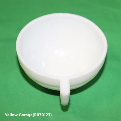 フランス製の乳白色ガラスで作られたヴィンテージのカップ＆ソーサーセット＿取っ手手前アップ