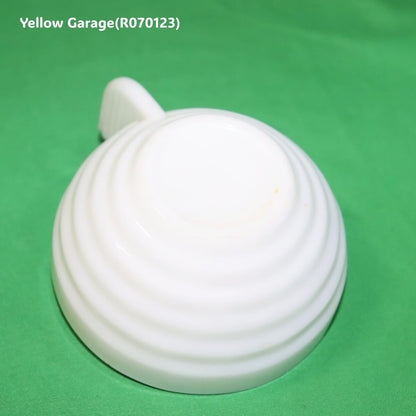 フランス製の乳白色ガラスで作られたヴィンテージのカップ＆ソーサーセット＿カップうつ伏せアップ