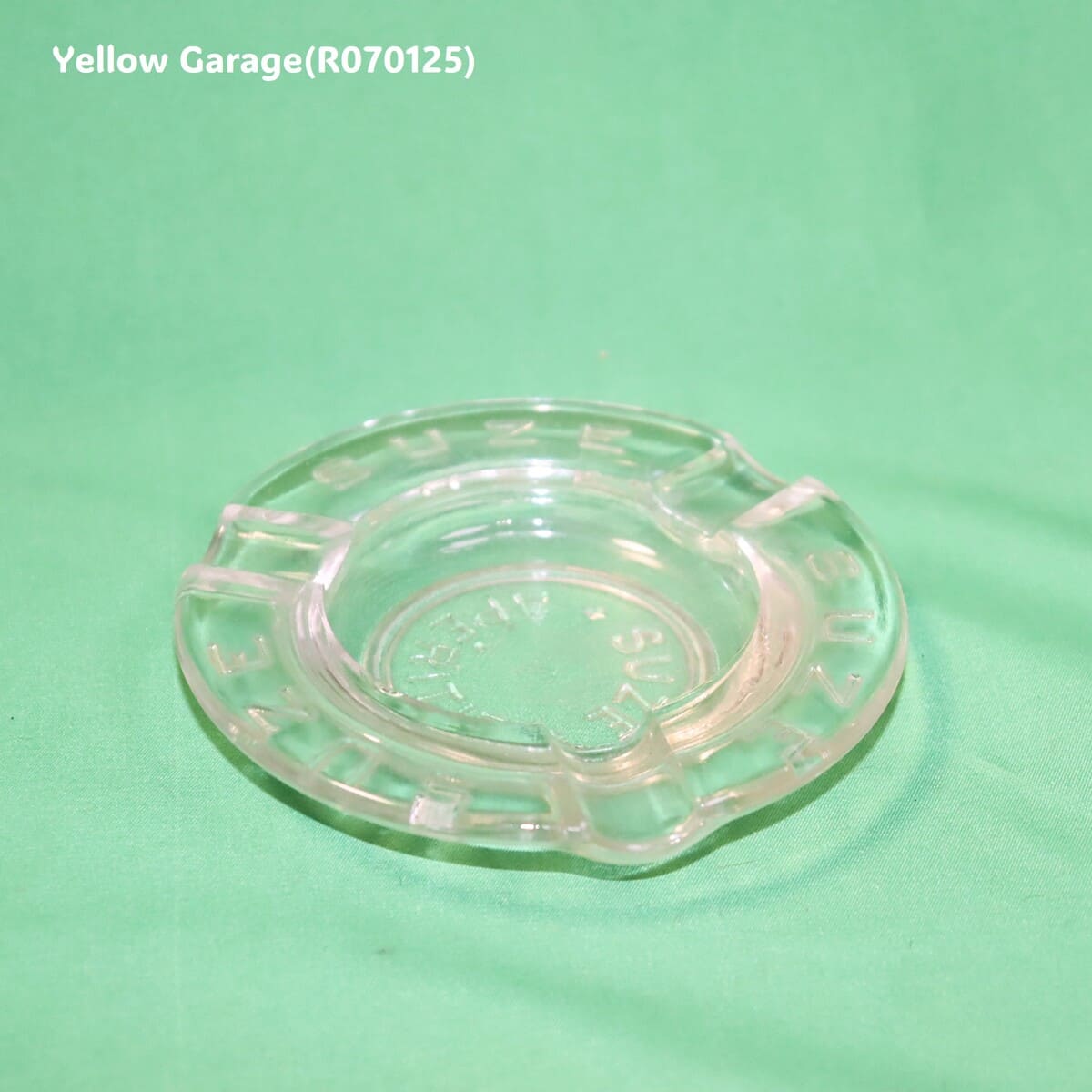 フランスのビター系アペリティフ「SUZE（スーズ）」のロゴが全面にあしらわれたヴィンテージガラス灰皿＿全体