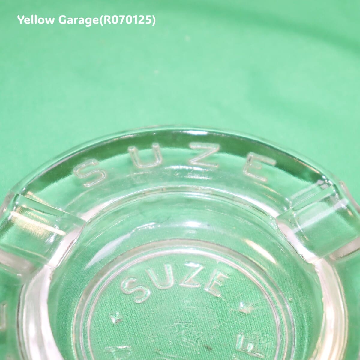 フランスのビター系アペリティフ「SUZE（スーズ）」のロゴが全面にあしらわれたヴィンテージガラス灰皿＿SUZEアップ