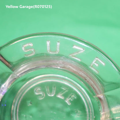フランスのビター系アペリティフ「SUZE（スーズ）」のロゴが全面にあしらわれたヴィンテージガラス灰皿＿アップアップ