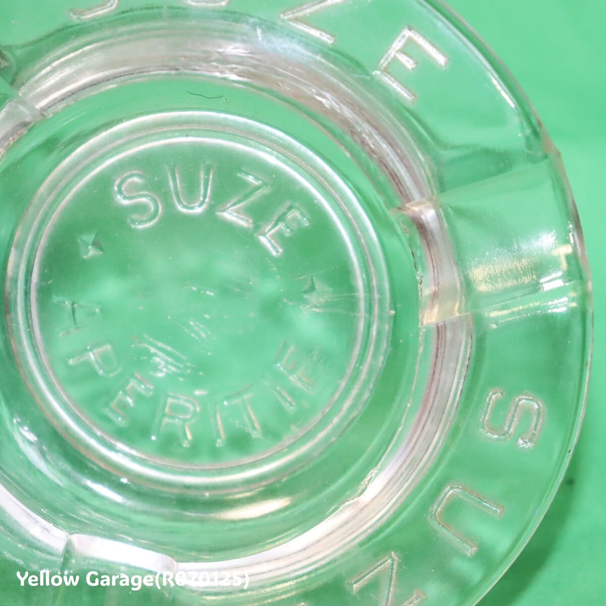 フランスのビター系アペリティフ「SUZE（スーズ）」のロゴが全面にあしらわれたヴィンテージガラス灰皿＿正面アップ