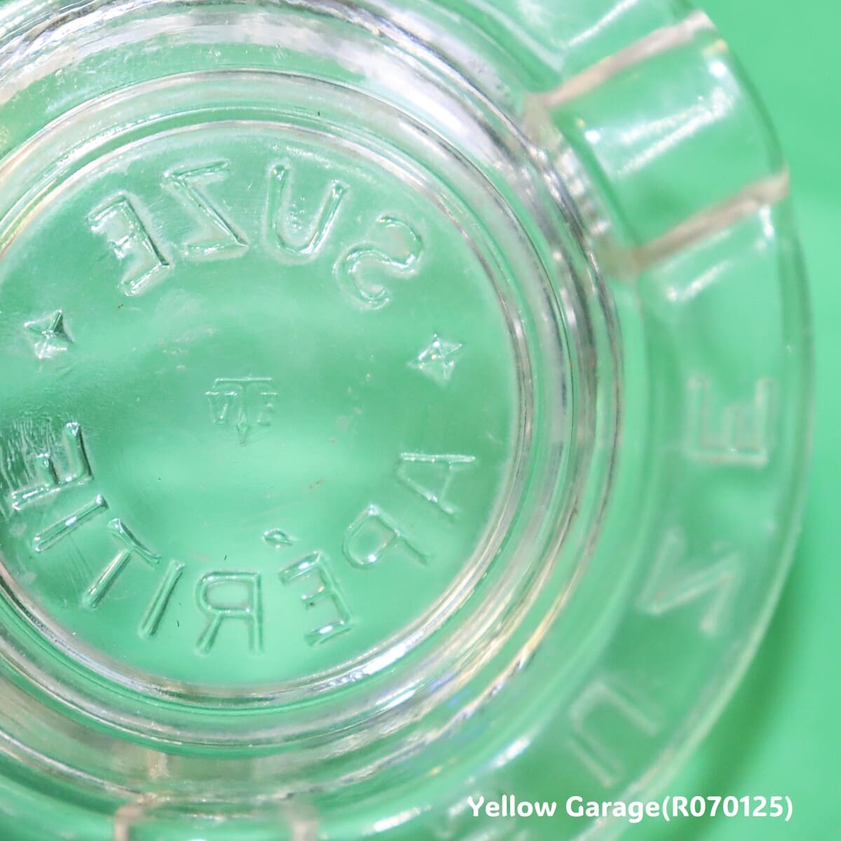フランスのビター系アペリティフ「SUZE（スーズ）」のロゴが全面にあしらわれたヴィンテージガラス灰皿＿裏面アップ