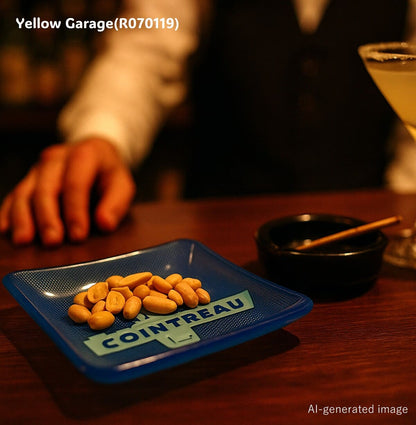 フランスの有名オレンジリキュール「COINTREAU（コアントロー）」のロゴがデザインされたヴィンテージのガラス製トレイ＿AI