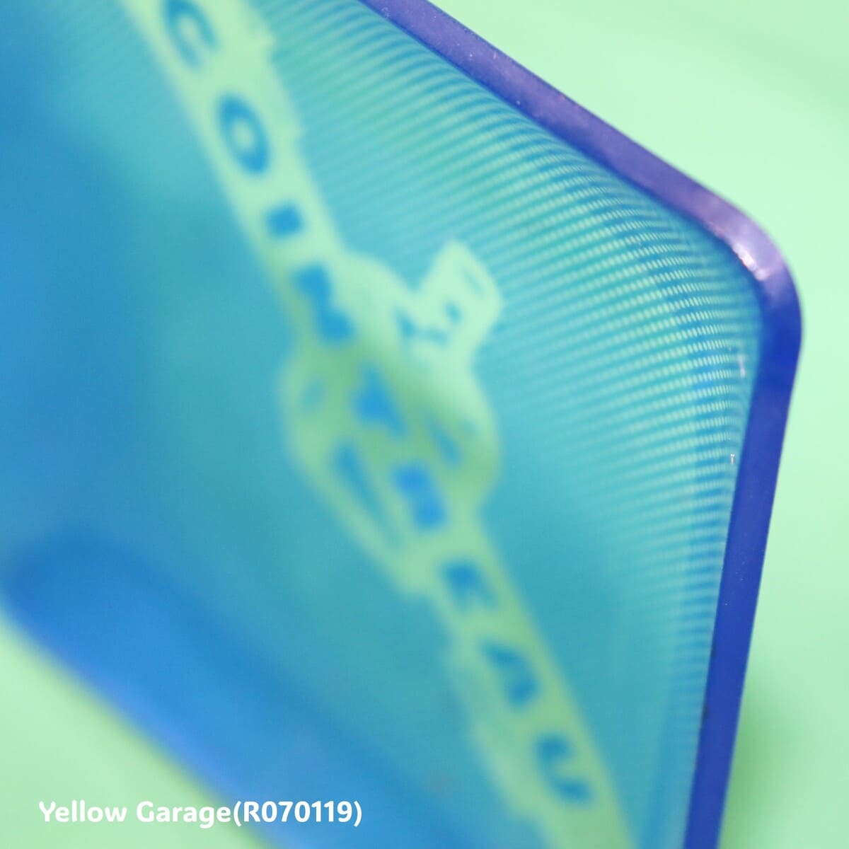 フランスの有名オレンジリキュール「COINTREAU（コアントロー）」のロゴがデザインされたヴィンテージのガラス製トレイ＿角アップ