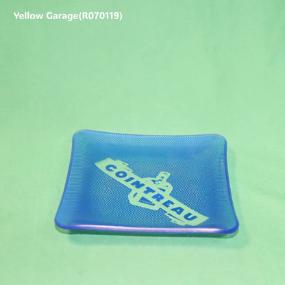 フランスの有名オレンジリキュール「COINTREAU（コアントロー）」のロゴがデザインされたヴィンテージのガラス製トレイ＿全体ななめ