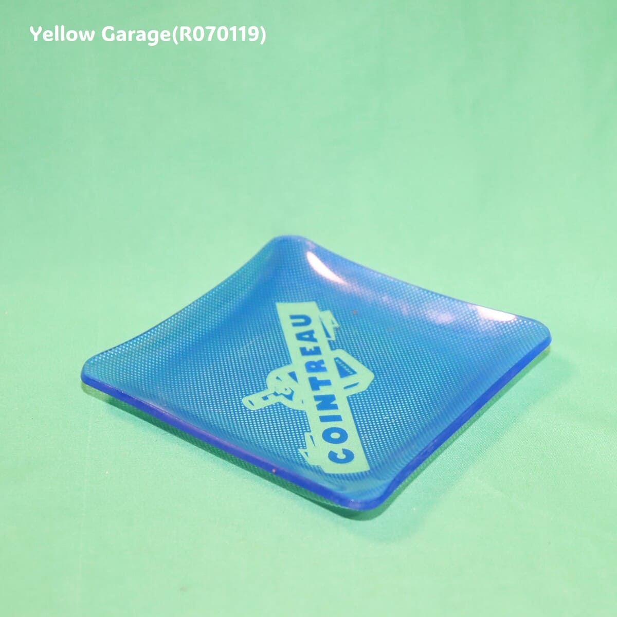 フランスの有名オレンジリキュール「COINTREAU（コアントロー）」のロゴがデザインされたヴィンテージのガラス製トレイ＿違う斜め