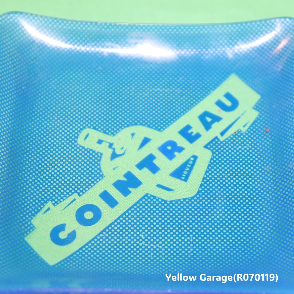 フランスの有名オレンジリキュール「COINTREAU（コアントロー）」のロゴがデザインされたヴィンテージのガラス製トレイ＿もっとアップ