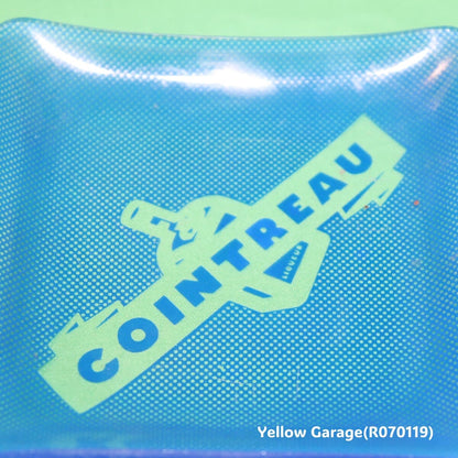 フランスの有名オレンジリキュール「COINTREAU（コアントロー）」のロゴがデザインされたヴィンテージのガラス製トレイ＿もっとアップ