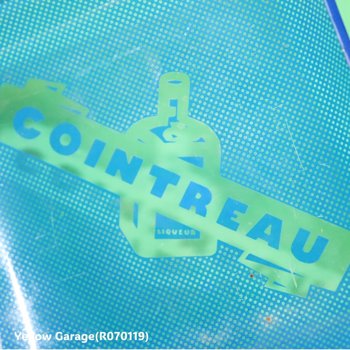 フランスの有名オレンジリキュール「COINTREAU（コアントロー）」のロゴがデザインされたヴィンテージのガラス製トレイ＿ずっとアップ