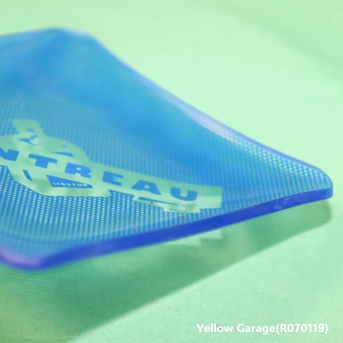 フランスの有名オレンジリキュール「COINTREAU（コアントロー）」のロゴがデザインされたヴィンテージのガラス製トレイ＿斜め横