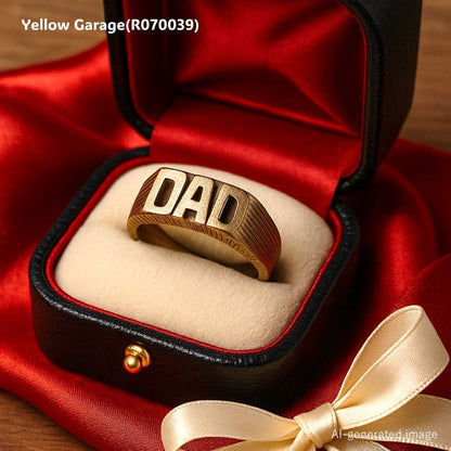 「DAD」の文字を立体的に象ったデザインで全面に細かいテクスチャ（彫り模様）が施された存在感のある仕上がり