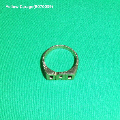 「DAD」の文字を立体的に象ったデザインで全面に細かいテクスチャ（彫り模様）が施された存在感のある仕上がり