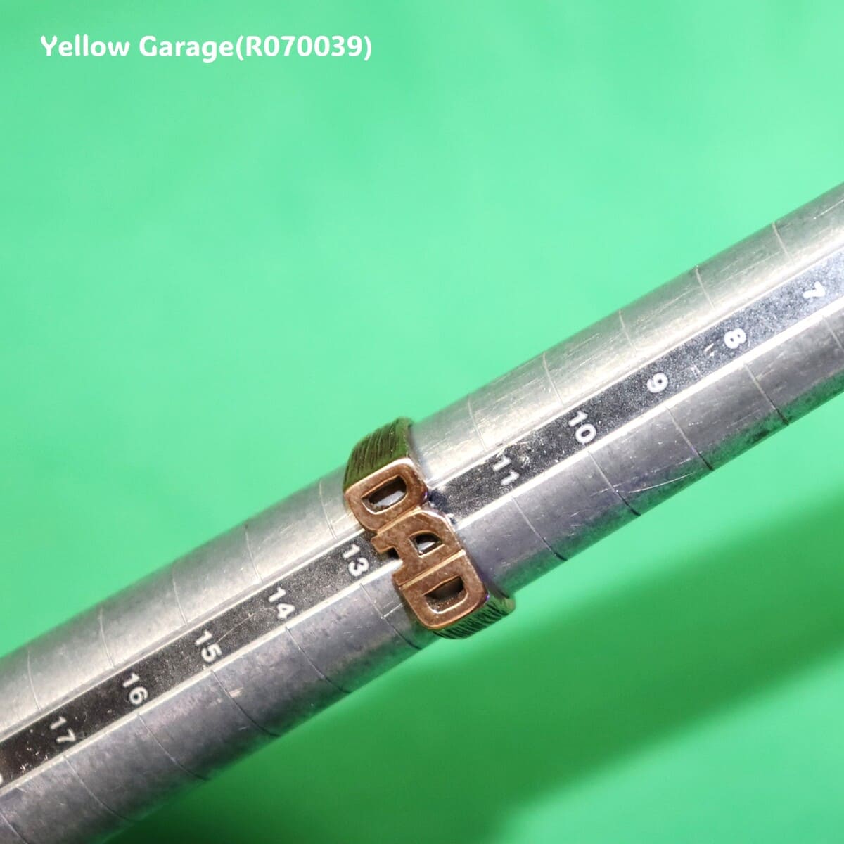 「DAD」の文字を立体的に象ったデザインで全面に細かいテクスチャ（彫り模様）が施された存在感のある仕上がり