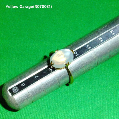 イギリスで作られた、美しいカボションカットのムーンストーンがセットされたヴィンテージリング