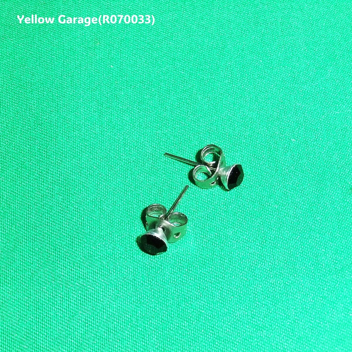 深く艶やかなブルーのストーン（サファイア調）をあしらったヴィンテージのスタッドタイプピアス