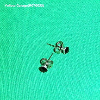 深く艶やかなブルーのストーン（サファイア調）をあしらったヴィンテージのスタッドタイプピアス