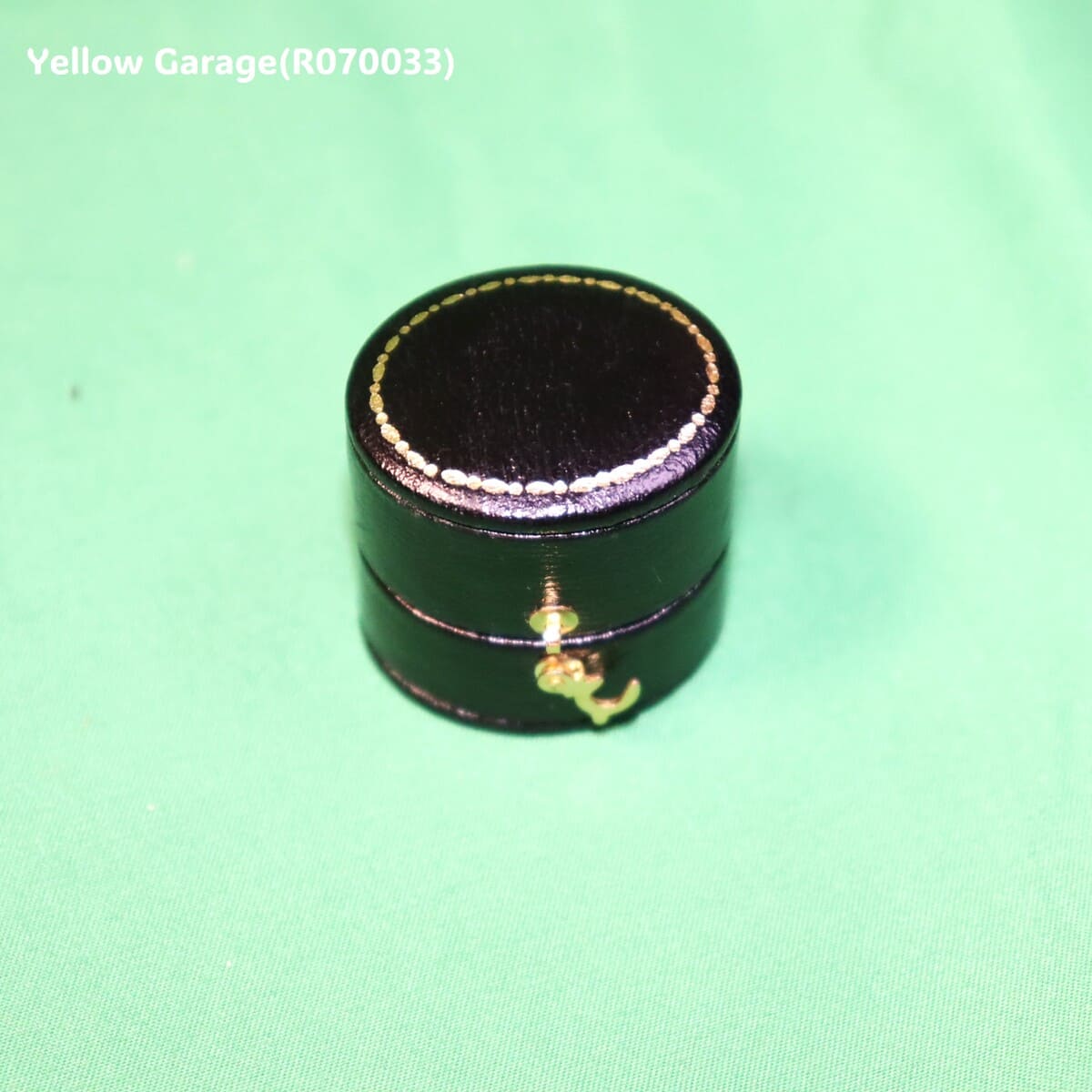 ヴィンテージ シルバートーンスタッドピアス（サファイア風ストーン・専用ケース付き）