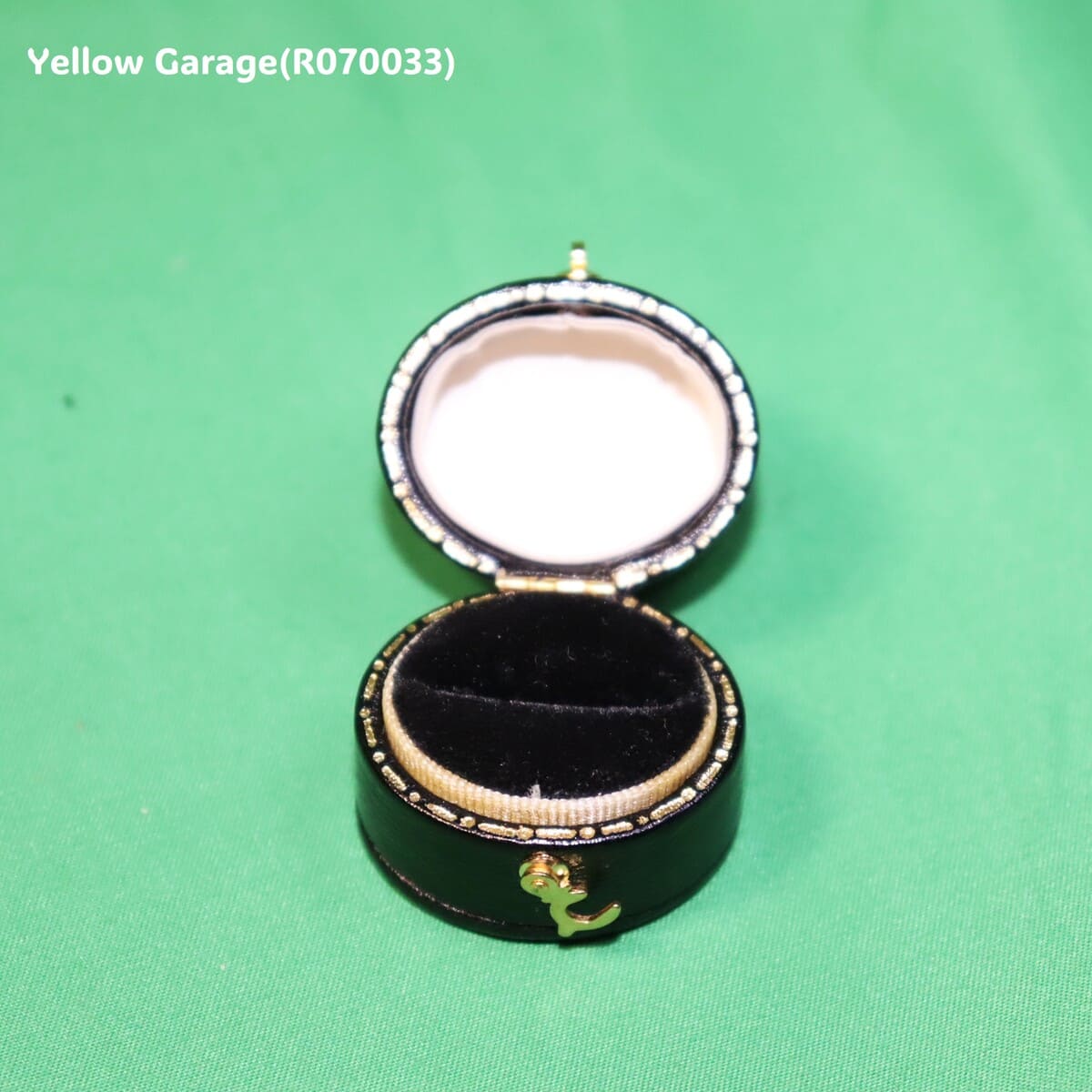 ヴィンテージ シルバートーンスタッドピアス（サファイア風ストーン・専用ケース付き）