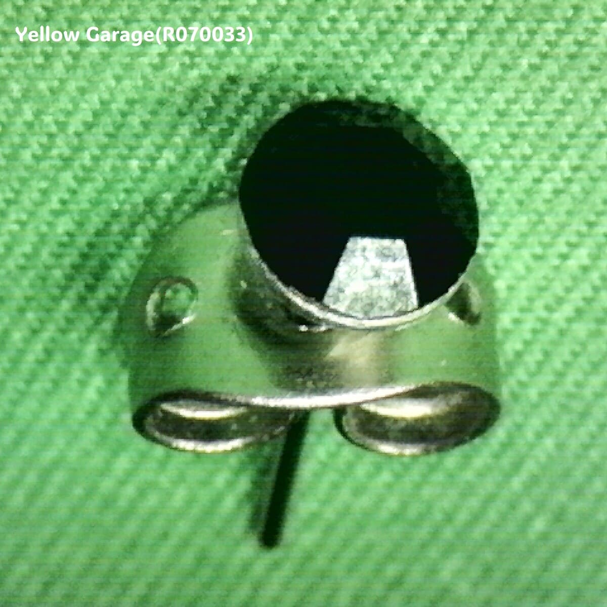 ヴィンテージ シルバートーンスタッドピアス（サファイア風ストーン・専用ケース付き）