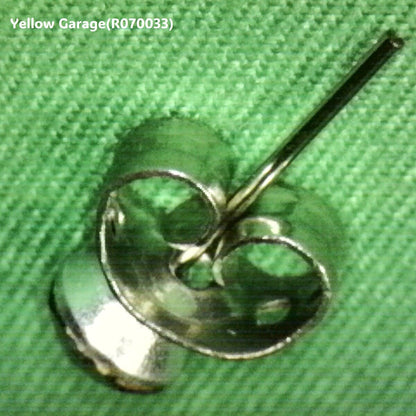 ヴィンテージ シルバートーンスタッドピアス（サファイア風ストーン・専用ケース付き）