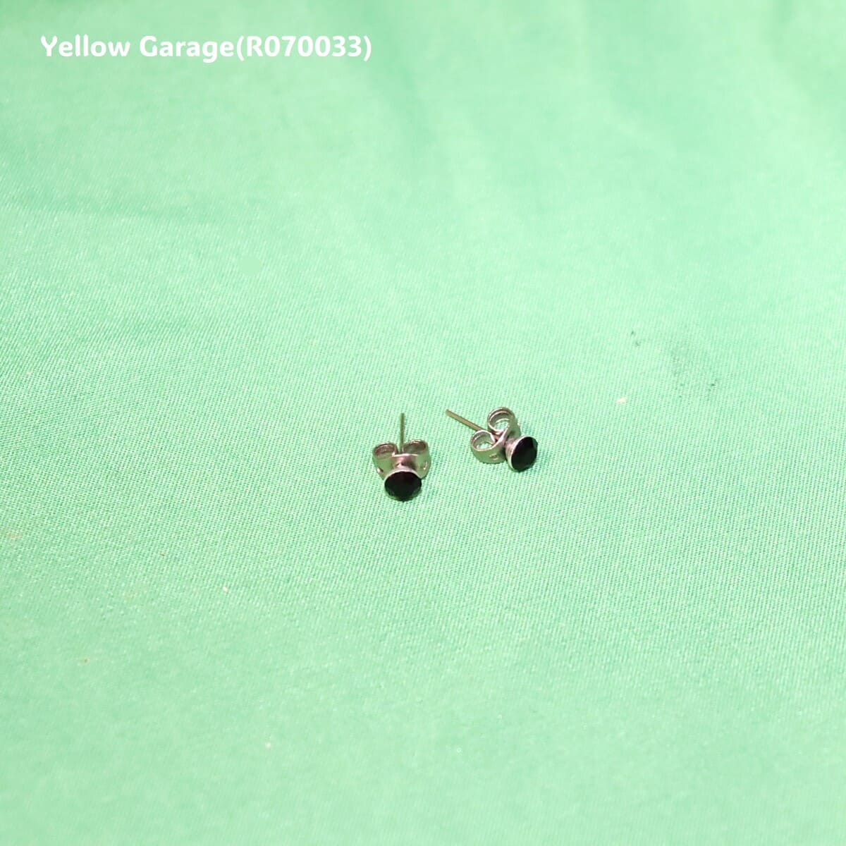 ヴィンテージ シルバートーンスタッドピアス（サファイア風ストーン・専用ケース付き）