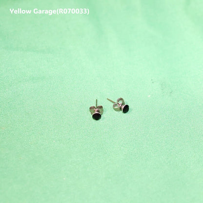 ヴィンテージ シルバートーンスタッドピアス（サファイア風ストーン・専用ケース付き）