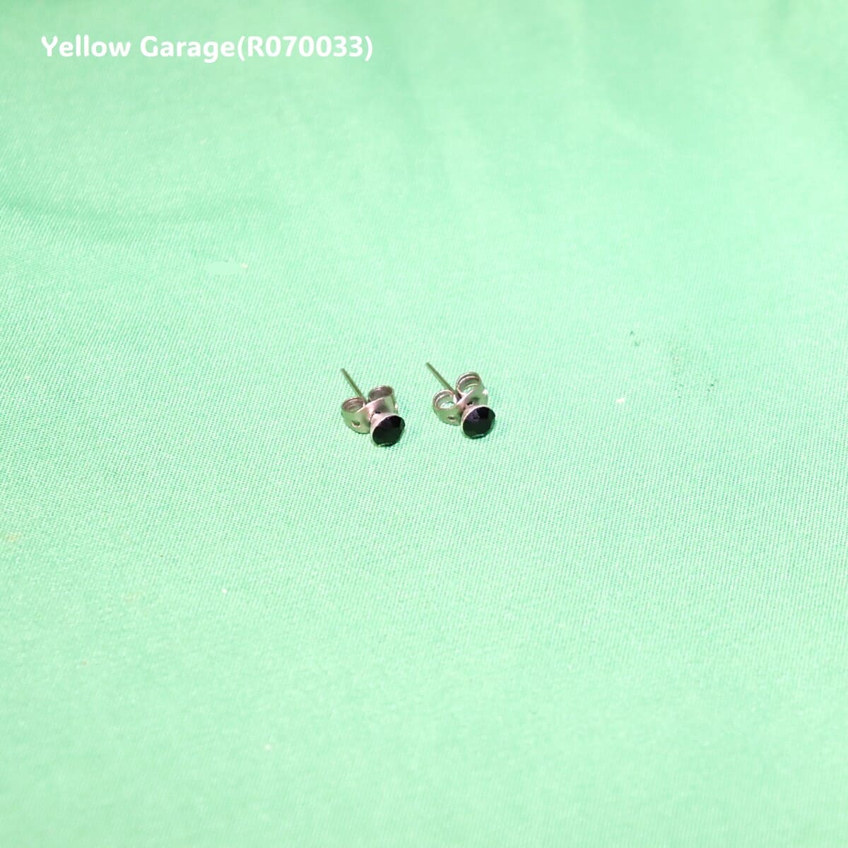 ヴィンテージ シルバートーンスタッドピアス（サファイア風ストーン・専用ケース付き）