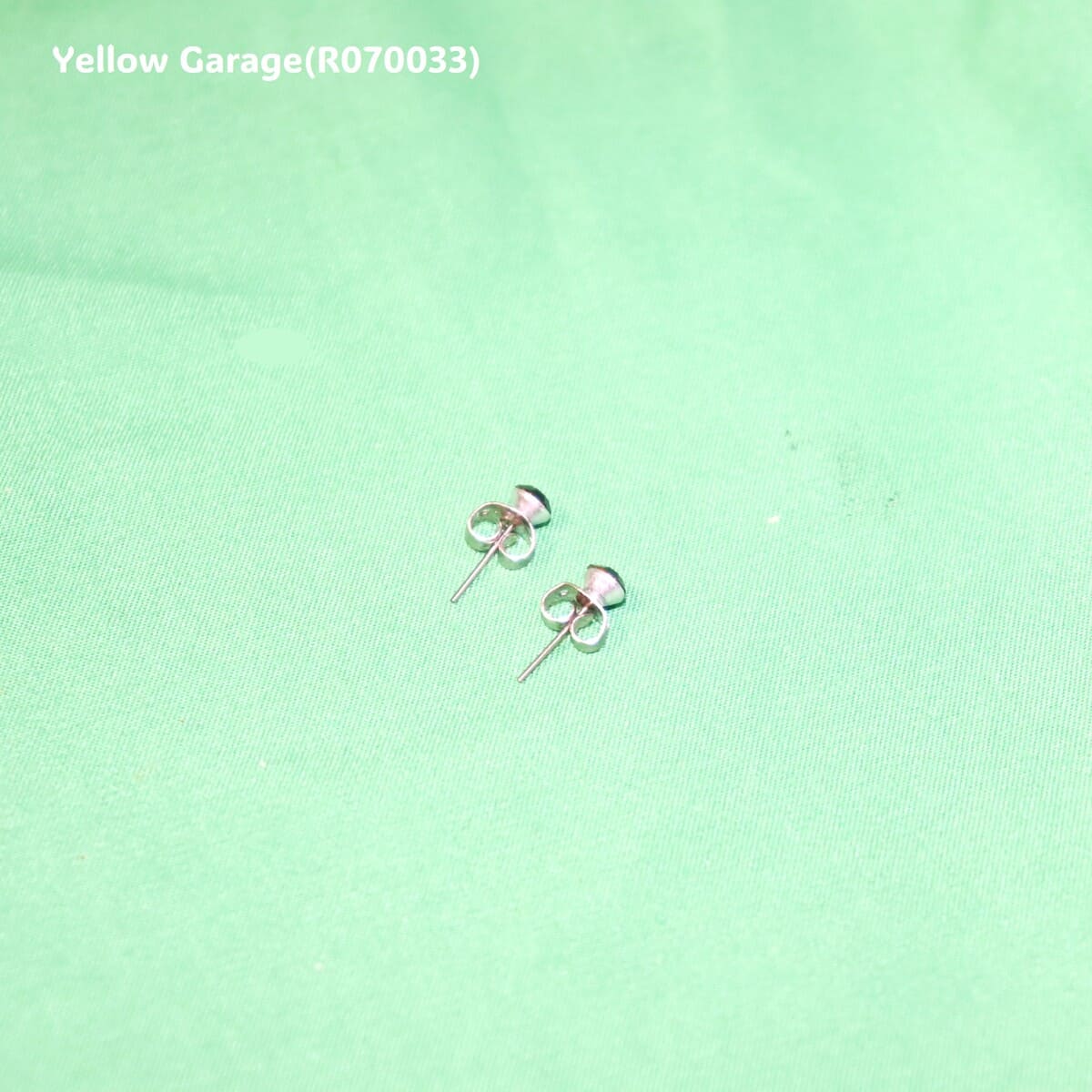 ヴィンテージ シルバートーンスタッドピアス（サファイア風ストーン・専用ケース付き）