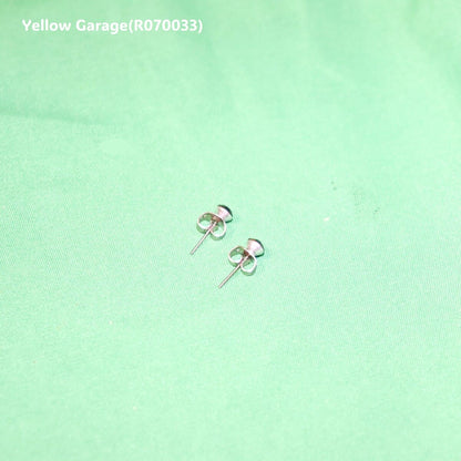 ヴィンテージ シルバートーンスタッドピアス（サファイア風ストーン・専用ケース付き）