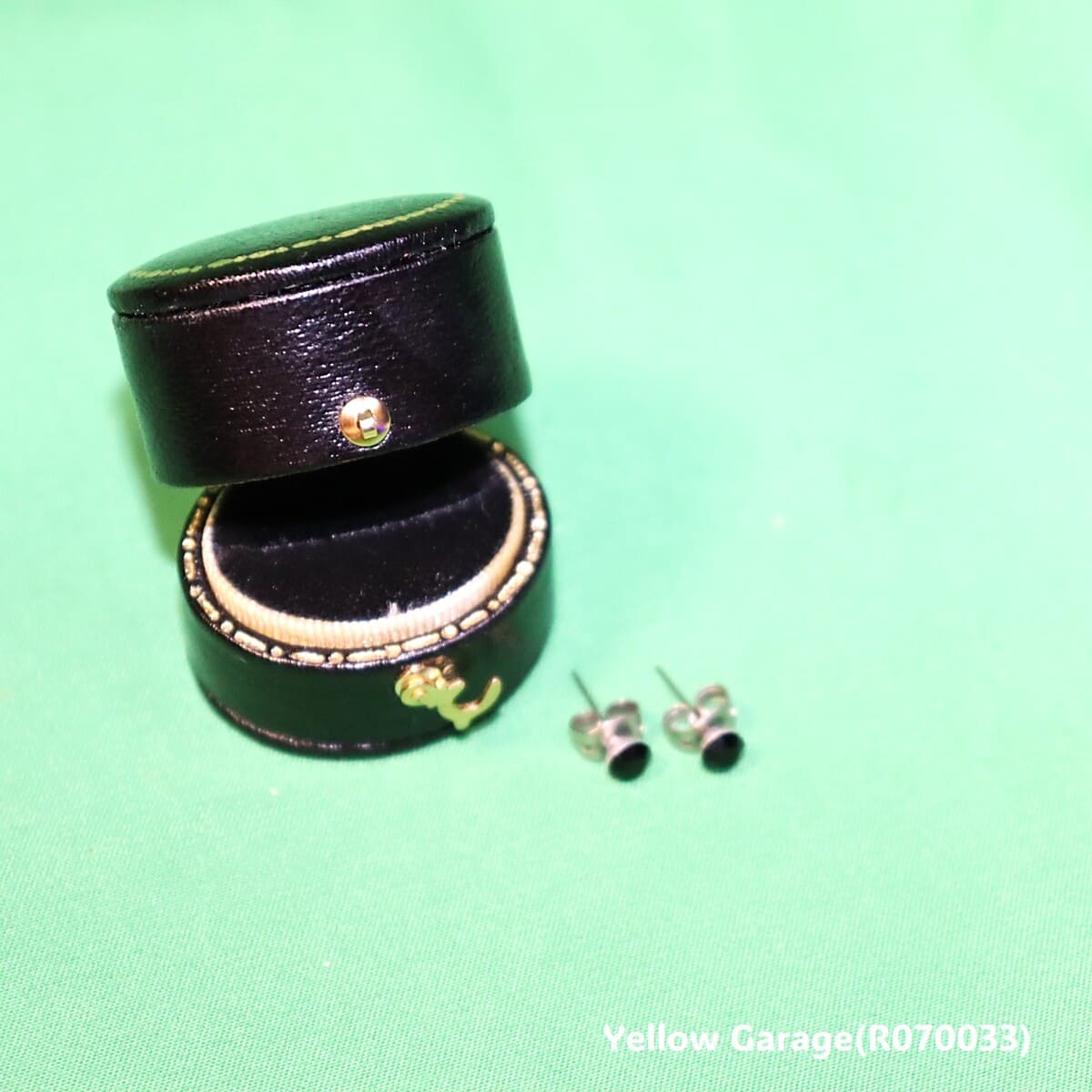 ヴィンテージ シルバートーンスタッドピアス（サファイア風ストーン・専用ケース付き）