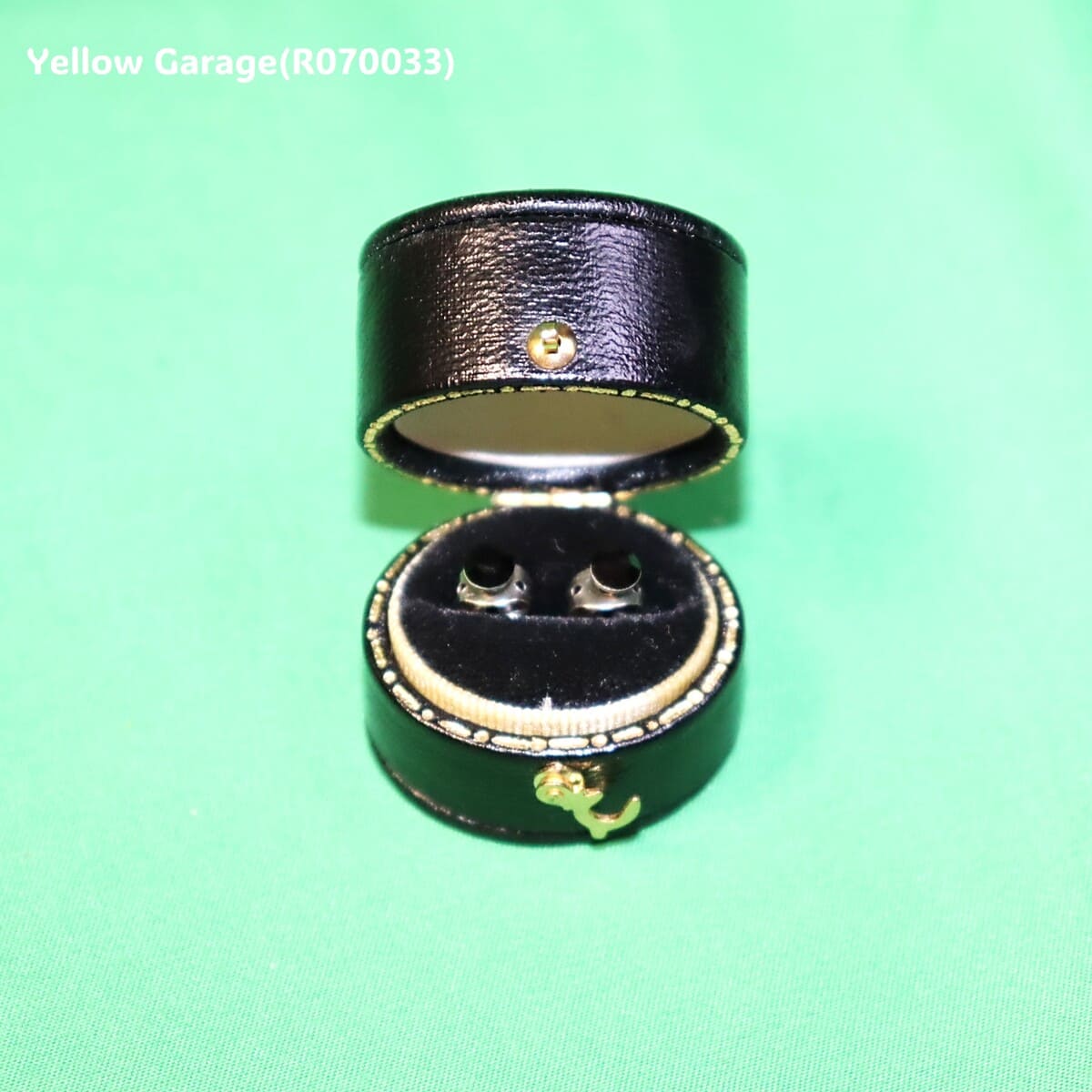 ヴィンテージ シルバートーンスタッドピアス（サファイア風ストーン・専用ケース付き）