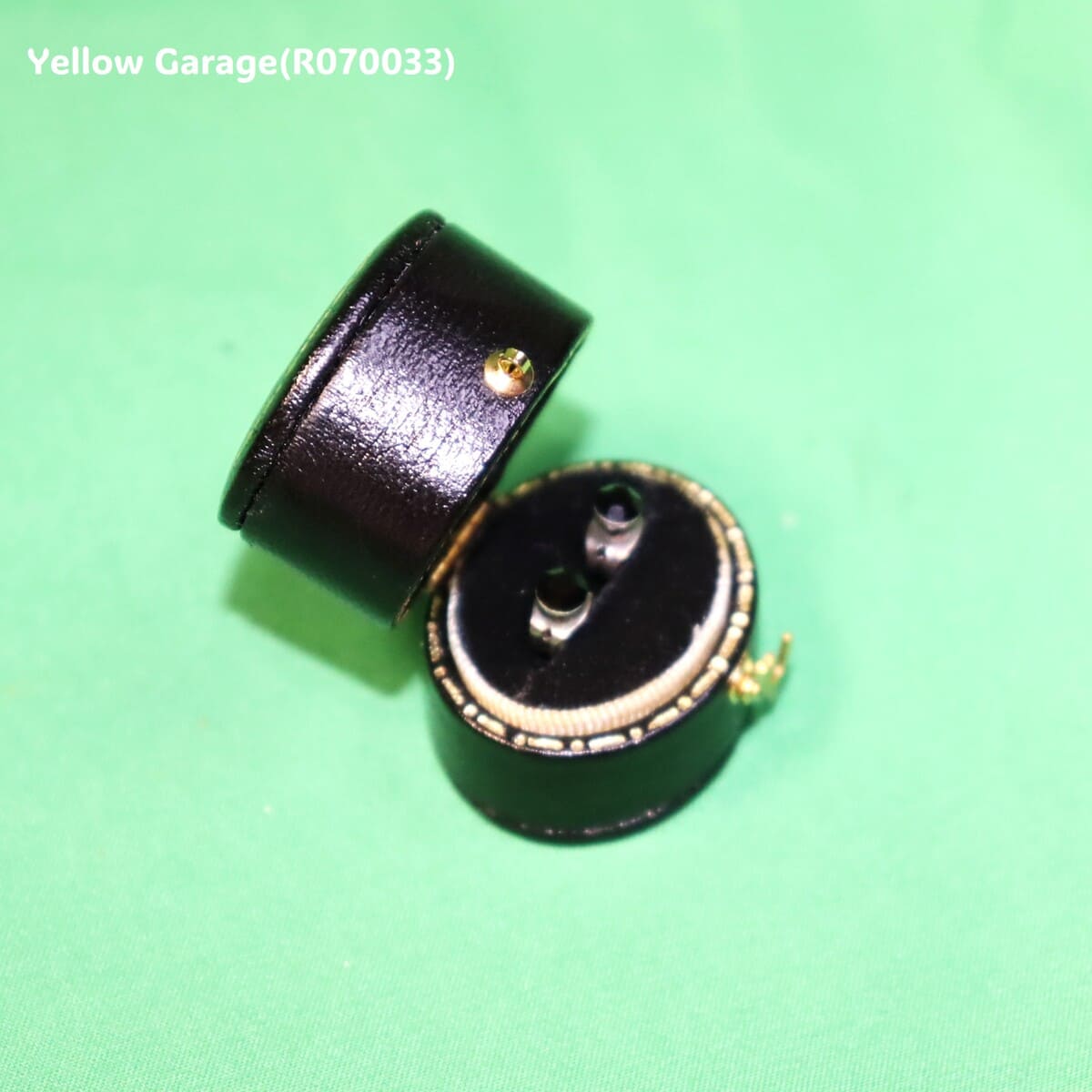 ヴィンテージ シルバートーンスタッドピアス（サファイア風ストーン・専用ケース付き）