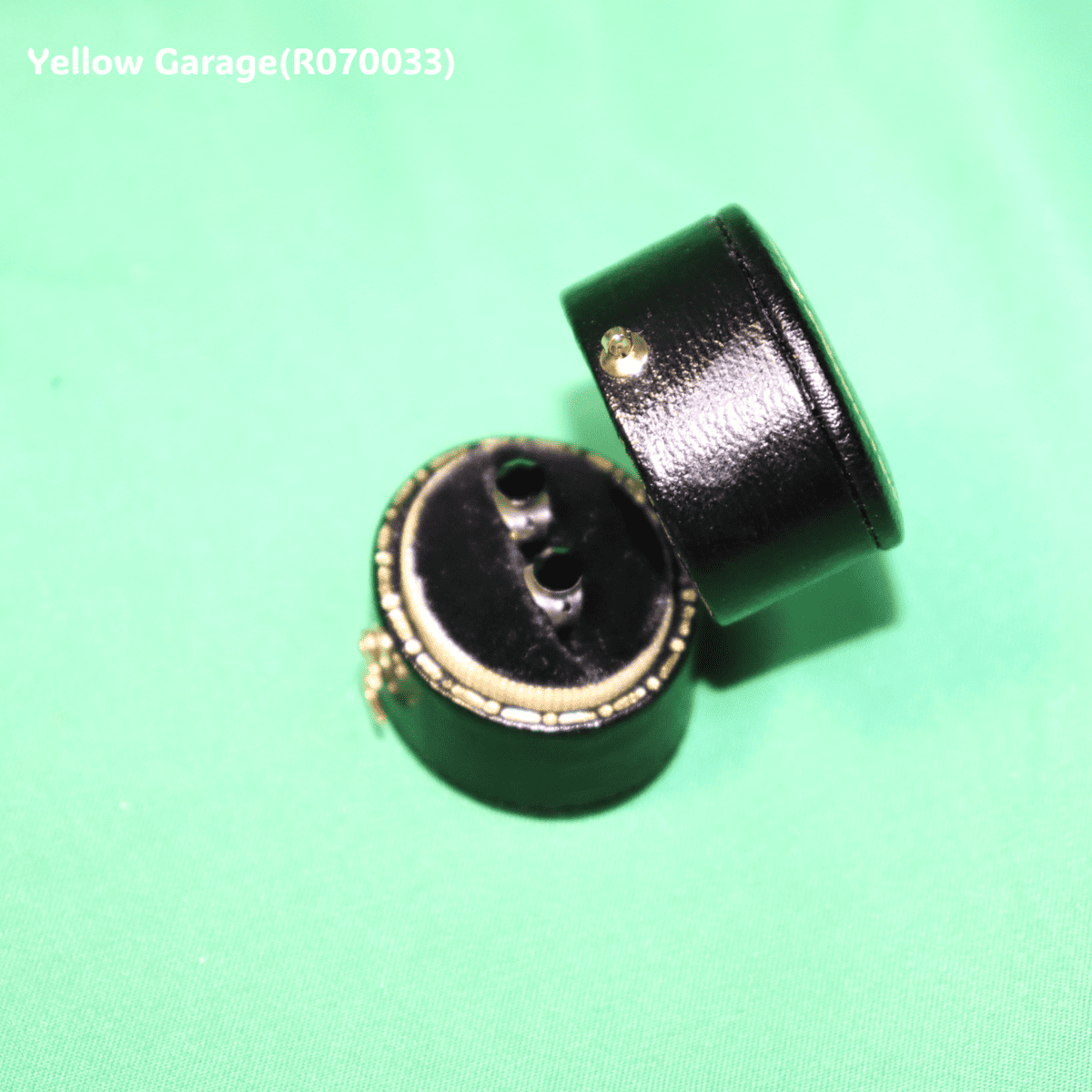 深く艶やかなブルーのストーン（サファイア調）をあしらったヴィンテージのスタッドタイプピアス