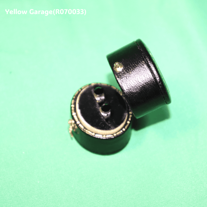 深く艶やかなブルーのストーン（サファイア調）をあしらったヴィンテージのスタッドタイプピアス