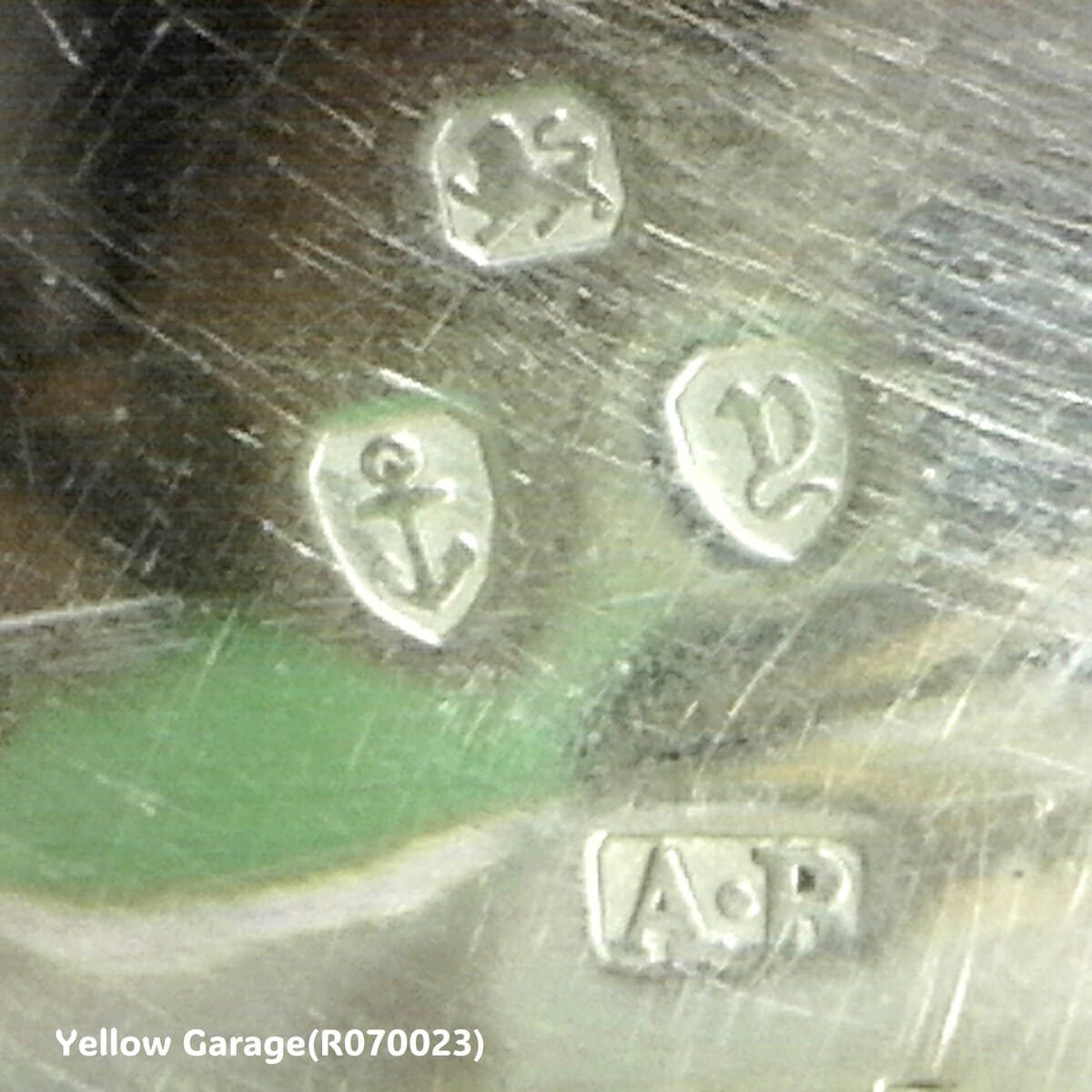 アメリカの精密 × イギリスの銀細工